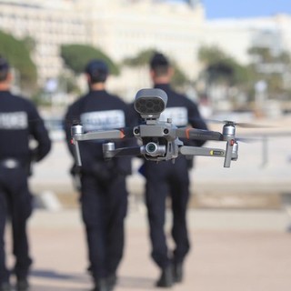 Polizia e drone al lavoro (foto Prefettura delle Alpi marittime)