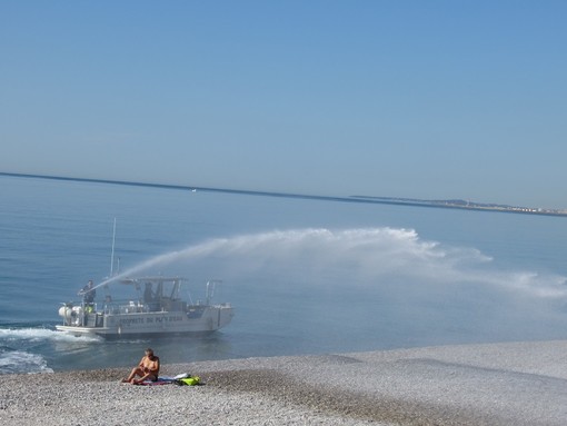 Pulizia delle spiagge a Nizza Pulizia delle spiagge a Nizza