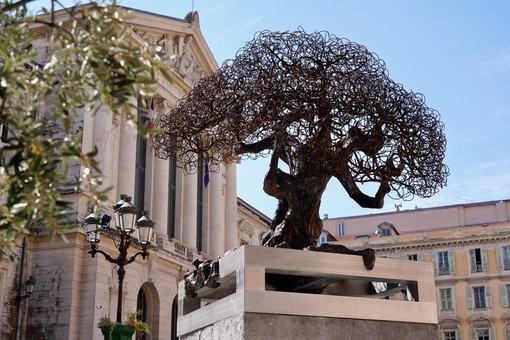 La scultura dell'artista Laurent Bosio denominata &quot;L'oulivié&quot; in Place Palais de Justice a Nizza