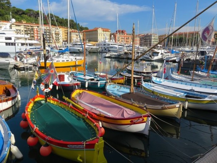 Nizza, l’Assunta torna sul mare: processione, pointus e messa al Porto Nizza, l’Assunta torna sul mare: processione, pointus e messa al Porto