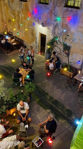 Il patio della Chiesa del Gesù a Nizza Il patio della Chiesa del Gesù a Nizza