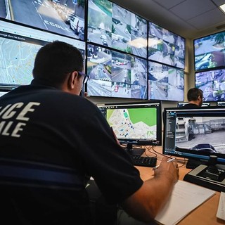 Sicurezza urbana, Nizza accelera: più agenti, stipendi più alti e case per i vigili