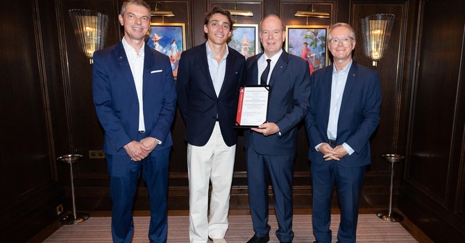 S.A.S. il Principe Alberto II, presidente della Federazione Monegasca di Atletica (FMA), Rodolphe Berlin, vicepresidente, e Frédéric Choquard, direttore, insieme a Mondo Duplantis, ambasciatore del Meeting Herculis EBS 2026. S.A.S. il Principe Alberto II, presidente della Federazione Monegasca di Atletica (FMA), Rodolphe Berlin, vicepresidente, e Frédéric Choquard, direttore, insieme a Mondo Duplantis, ambasciatore del Meeting Herculis EBS 2026.