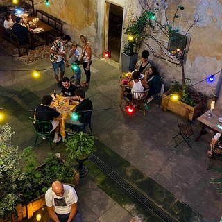 Il patio della Chiesa del Gesù a Nizza