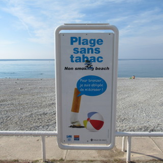 Fumo proibito sulle spiagge di Nizza