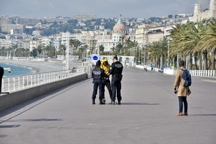Controlli di polizia sulla Promenade des Anglais a Nizza (Prefettura)