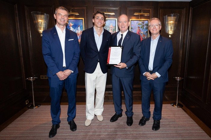 S.A.S. il Principe Alberto II, presidente della Federazione Monegasca di Atletica (FMA), Rodolphe Berlin, vicepresidente, e Frédéric Choquard, direttore, insieme a Mondo Duplantis, ambasciatore del Meeting Herculis EBS 2026. S.A.S. il Principe Alberto II, presidente della Federazione Monegasca di Atletica (FMA), Rodolphe Berlin, vicepresidente, e Frédéric Choquard, direttore, insieme a Mondo Duplantis, ambasciatore del Meeting Herculis EBS 2026.