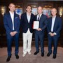 S.A.S. il Principe Alberto II, presidente della Federazione Monegasca di Atletica (FMA), Rodolphe Berlin, vicepresidente, e Frédéric Choquard, direttore, insieme a Mondo Duplantis, ambasciatore del Meeting Herculis EBS 2026. S.A.S. il Principe Alberto II, presidente della Federazione Monegasca di Atletica (FMA), Rodolphe Berlin, vicepresidente, e Frédéric Choquard, direttore, insieme a Mondo Duplantis, ambasciatore del Meeting Herculis EBS 2026.