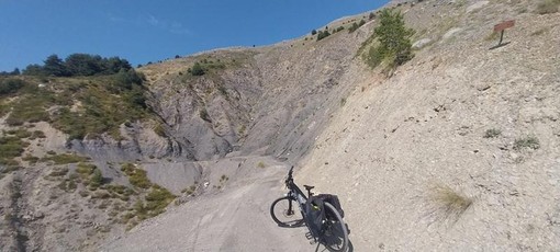 Col de la Sinne (foto 2-3), Discesa dal Col de la Sinne anche su sterrato (Foto 1 e dal 3 al 17), vista su Pierlas (18 e 19) e vista su Roubion (20 - 22). Le fotografie sono di Danilo Radaelli