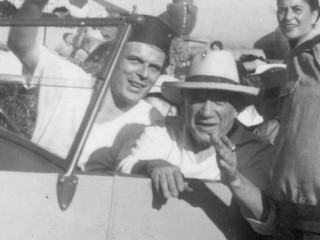Erik Betting, Gilbert Valentin et Pablo Picasso dans la voiture à cornes, années 1955-1960. ©Erik Betting, archives Valentin