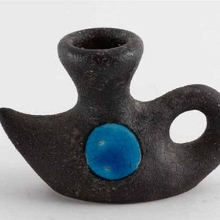 Bougeoir à motif géométrique, faïence, émail noir granité, émail bleu brillant, h. 9 x l. 13,5 x prof. 5,5 cm, Les Archanges, années 1955-1960, collection privée. ©Emmanuel Valentin, archives Valentin