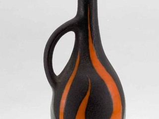 Vase anthropomorphe, faïence, émaux noir et gris granités, émail blanc brillant, h. 23,5 x l. 17 x prof. 8 cm,Les Archanges, années 1950-1955, collection privée.©Emmanuel Valentin, archives Valentin