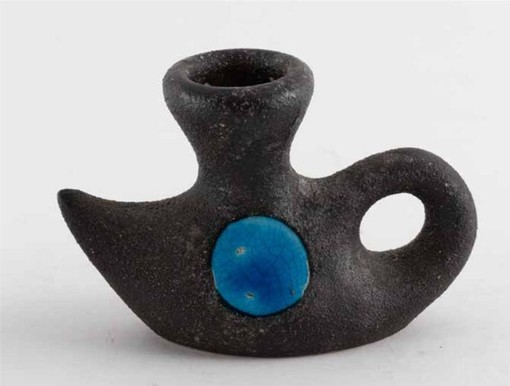 Bougeoir à motif géométrique, faïence, émail noir granité, émail bleu brillant, h. 9 x l. 13,5 x prof. 5,5 cm, Les Archanges, années 1955-1960, collection privée. ©Emmanuel Valentin, archives Valentin Bougeoir à motif géométrique, faïence, émail noir granité, émail bleu brillant, h. 9 x l. 13,5 x prof. 5,5 cm, Les Archanges, années 1955-1960, collection privée. ©Emmanuel Valentin, archives Valentin