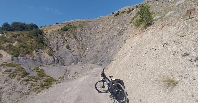 Col de la Sinne (foto 2-3), Discesa dal Col de la Sinne anche su sterrato (Foto 1 e dal 3 al 17), vista su Pierlas (18 e 19) e vista su Roubion (20 - 22). Le fotografie sono di Danilo Radaelli