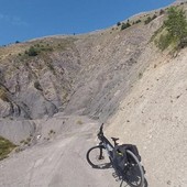 Col de la Sinne (foto 2-3), Discesa dal Col de la Sinne anche su sterrato (Foto 1 e dal 3 al 17), vista su Pierlas (18 e 19) e vista su Roubion (20 - 22). Le fotografie sono di Danilo Radaelli