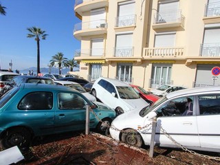 Inondations du 3 octobre 2015 - Amoncellement de voitures emportées par les eaux, avenue Laugier © Mairie de Cannes