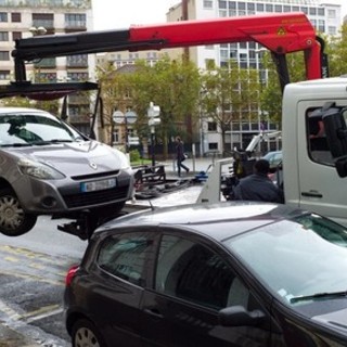 Caccia alle vetture abbandonate in strada: a Nizza parte l’operazione “rimozione forzata”