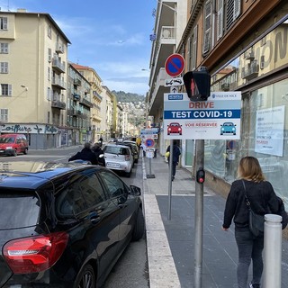 Test per il Covid lungo le strade di Nizza nella primavera del 2020