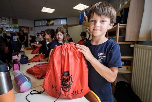 Zaini pronti per tutti: a Nizza il corredo scolastico è gratuito Zaini pronti per tutti: a Nizza il corredo scolastico è gratuito