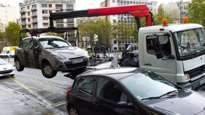 Caccia alle vetture abbandonate in strada: a Nizza parte l’operazione “rimozione forzata”
