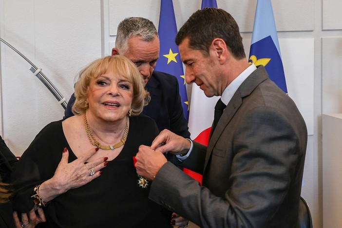 Cannes celebra Michèle Mercier: la diva immortale di Angélique Cannes celebra Michèle Mercier: la diva immortale di Angélique