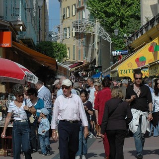 La Città di Mentone ha ottenuto il titolo di 'comune di interesse turistico' ed i negozi potranno essere sempre aperti la domenica