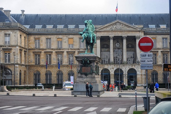 Rouen la statua di Napoleone davanti al Municipio