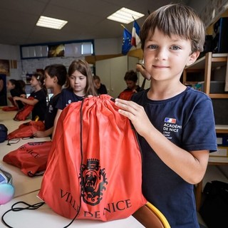 Zaini pronti per tutti: a Nizza il corredo scolastico è gratuito