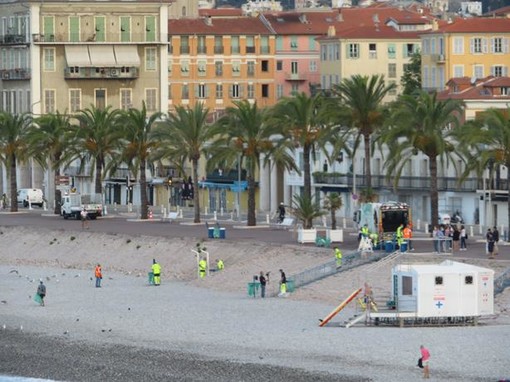 Raccolta dei rifiuti il mattino a Nizza Raccolta dei rifiuti il mattino a Nizza