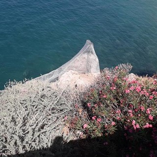 Rauba Capeu, gli scogli impacchettati (foto di Nicole Geron)