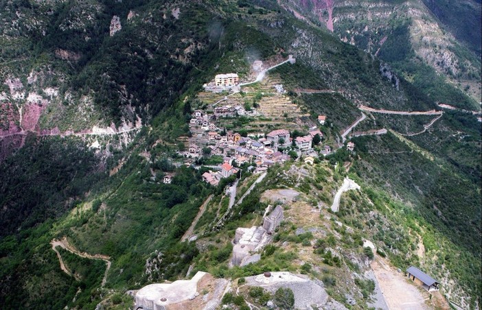 Rimplas, una piccola cittadina delle Alpi Marittime, chiede a SFR di “fare le valige” Rimplas, una piccola cittadina delle Alpi Marittime, chiede a SFR di “fare le valige”