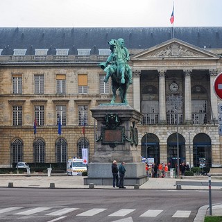 Rouen la statua di Napoleone davanti al Municipio