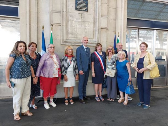 Scoprimento della targa alla stazione di Nizza