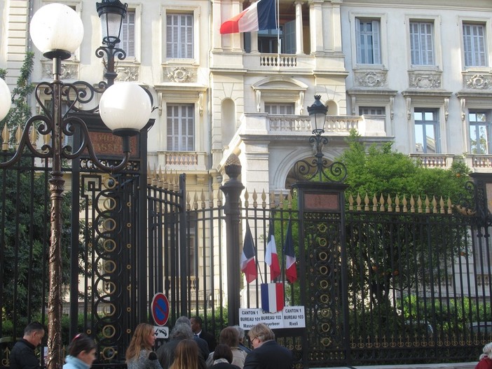 Un seggio elettrale in Rue de France a Nizza