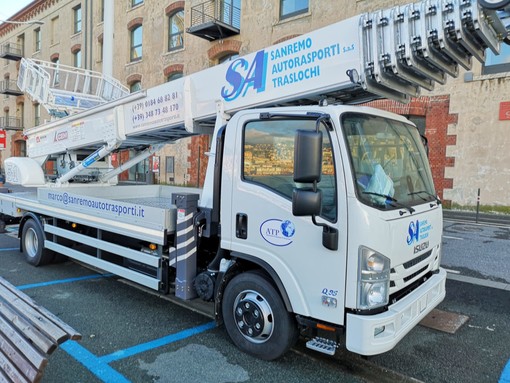Dovete fare dei lavori o installare dei macchinari ingombranti a grandi altezze ma non sapete come fare? Dovete fare dei lavori o installare dei macchinari ingombranti a grandi altezze ma non sapete come fare?