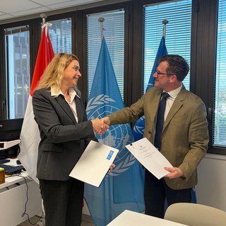 S.E. la Sig.ra Anne Eastwood, Ambasciatrice e Rappresentante Permanente del Principato presso la FAO, e il Sig. Antoine Renard, Direttore della Divisione partenariati pubblici del Programma.