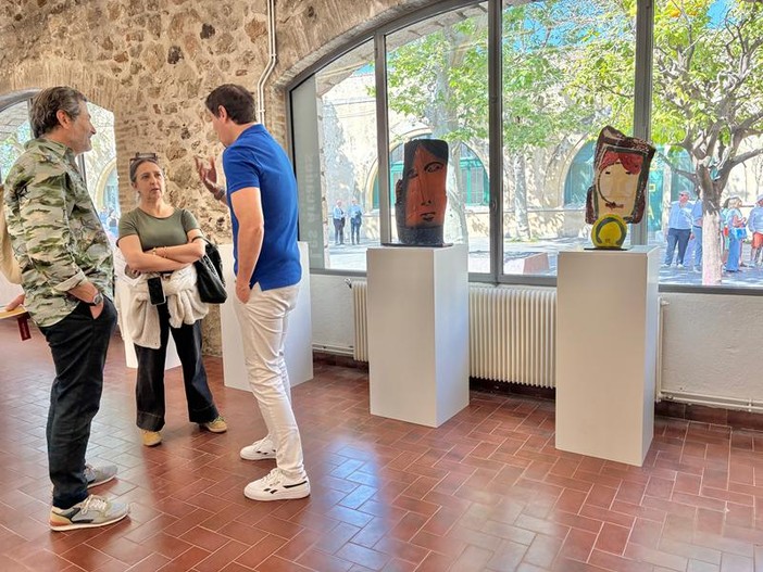Galerie Les Arcades la mostra Sous le soleil d’Antibes. Sotto il titolo il figlio dell'artista all'inaugurazione della mostra. Fotografie di Silvia Assin