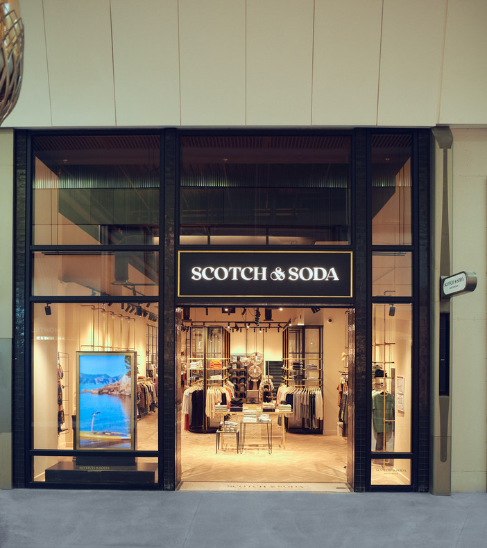 Scotch &amp; Soda è al centro della moda quest'estate in Costiera Azzurra