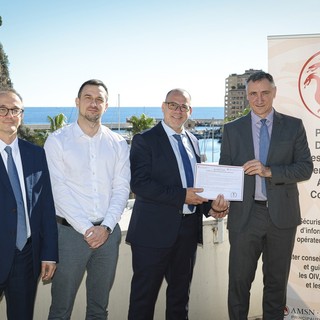 Da sinistra a destra: Frédéric Fautrier, Direttore dell’Agenzia Monegasca per la Sicurezza Digitale; Cédric Dujardinmaestrati, Responsabile del Servizio Arclib; Fabrice Verdier, Direttore di Infotel Monaco; Fabien Giraud, Responsabile del Polo di Competenza dell’Agenzia Monegasca per la Sicurezza Digitale.