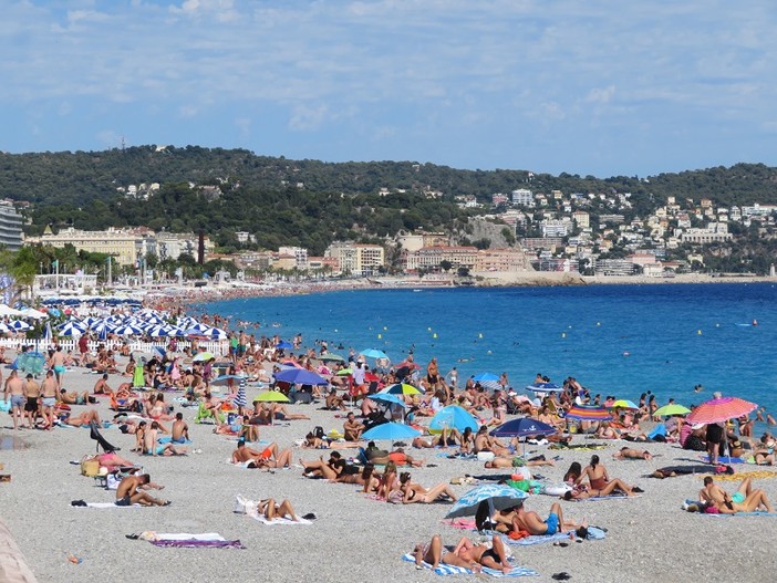 Una spiaggia di Nizza Una spiaggia di Nizza