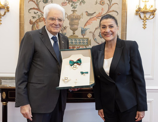 Cecilia Bartoli e il Presidente della Repubblica Italiana Sergio Mattarella durante la cerimonia a Monaco © Presidenza della Repubblica Italiana – Quirinale. Cecilia Bartoli e il Presidente della Repubblica Italiana Sergio Mattarella durante la cerimonia a Monaco © Presidenza della Repubblica Italiana – Quirinale.
