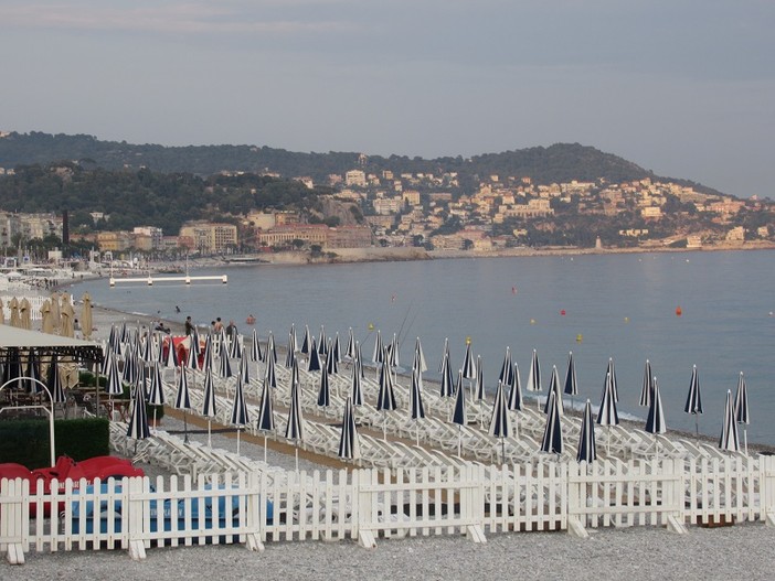 Niente alcol e spiagge chiuse di notte nel fine settimana: a Nizza rispolverata una vecchia ordinanza Niente alcol e spiagge chiuse di notte nel fine settimana: a Nizza rispolverata una vecchia ordinanza