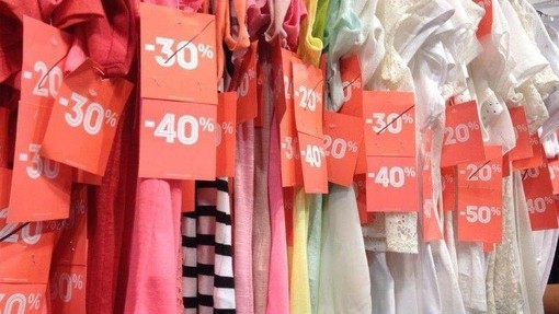 Saldi estivi 2026, al via il conto alla rovescia: ecco quando iniziano e quali regole devono rispettare i negozi Saldi estivi 2026, al via il conto alla rovescia: ecco quando iniziano e quali regole devono rispettare i negozi