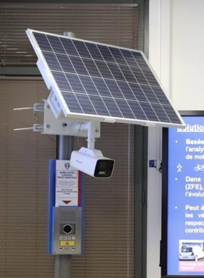 Video camera movibile ed auto alimentata Video camera movibile ed auto alimentata