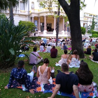 "Spettatori" di Enzo Ragusa