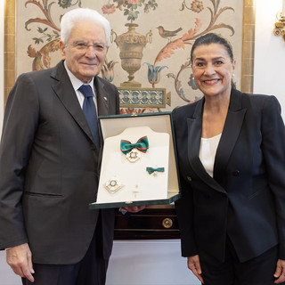 Cecilia Bartoli e il Presidente della Repubblica Italiana Sergio Mattarella durante la cerimonia a Monaco © Presidenza della Repubblica Italiana – Quirinale.