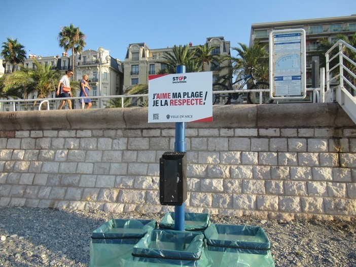 Una spiaggia di Nizza Una spiaggia di Nizza