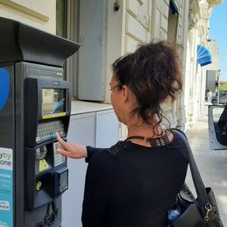 Nizza, parcheggio gratuito esteso a un'ora: più tempo per lo shopping e la mobilità sostenibile. Mezzi pubblici gratuiti per i ragazzini