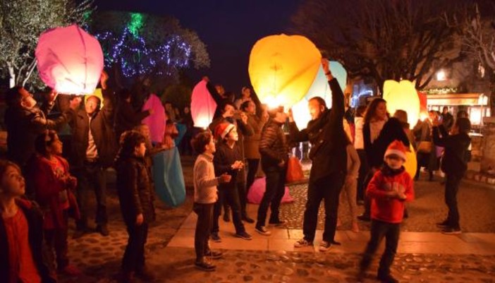 Saint Paul de Vence: luminarie natalizie e visite guidate alla luce delle lanterne rischiarano uno dei villaggi più suggestivi della Côte