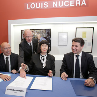 Da sinistra: Eric Ciotti, Presidente del Conseil général des Alpes-Maritimes, il notaio Gérard Colas, Suzanne Nucéra moglie di Louis Nucéra, Christian Estrosi sindaco di Nizza e Presidente della Métropoli Nice Côte d’Azur - Crédit photo: ©Ville de Nice/Pricillia Renou-Tallon